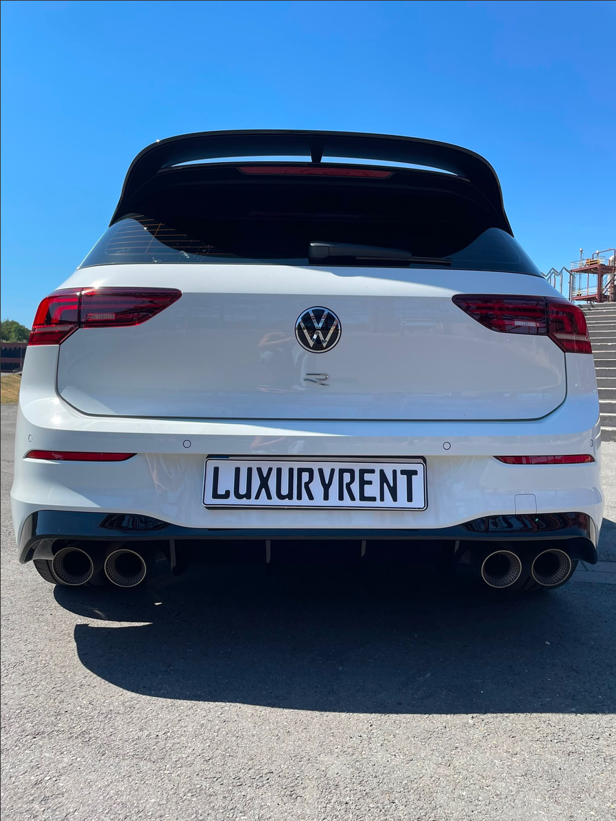 VW Golf 8.5 R Performance Oryxweiß — Akrapovič — Heckansicht
