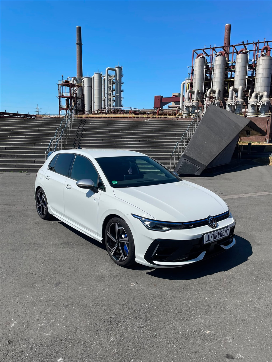 VW Golf 8.5 R Performance Oryxweiß — Akrapovič — Vorderansicht